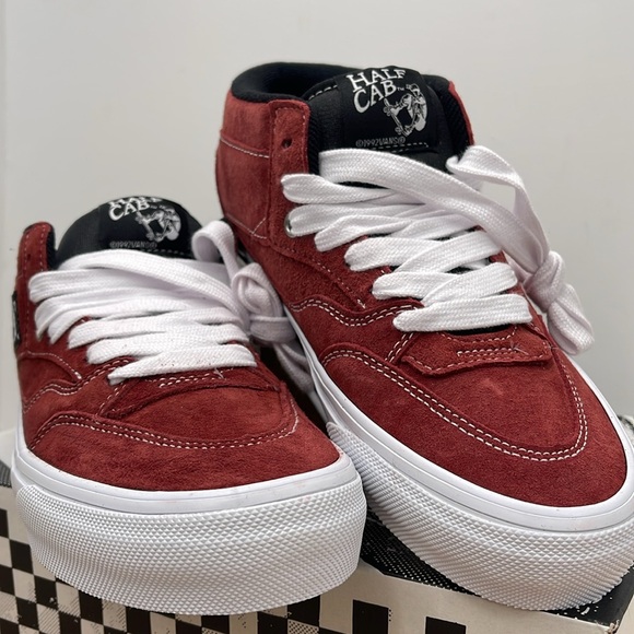Vans Men’s Skate Half Cab
Pig Suede Brick
VN0A5KYABRI Sneakers - Picture 5 of 16